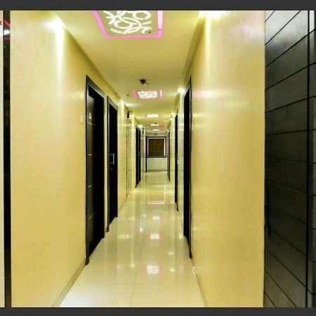 Skylawn Hotel 수라트 외부 사진