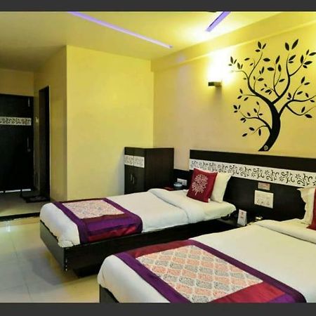 Skylawn Hotel 수라트 외부 사진