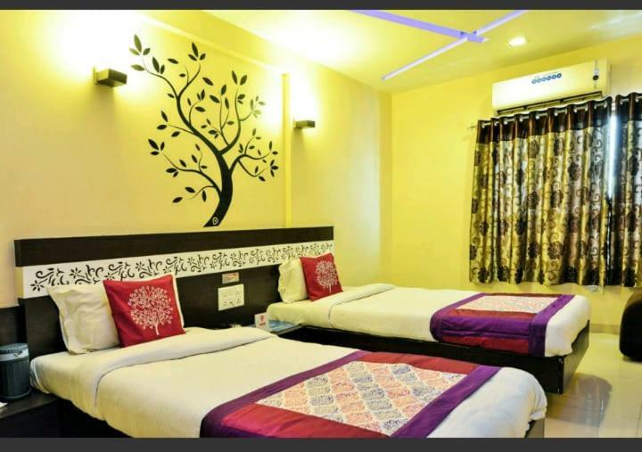 Skylawn Hotel 수라트 외부 사진